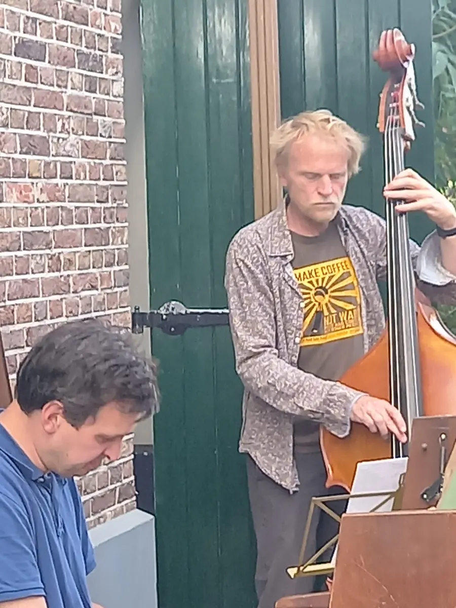 Contrabassist en pianist tijdens een workshopoptreden