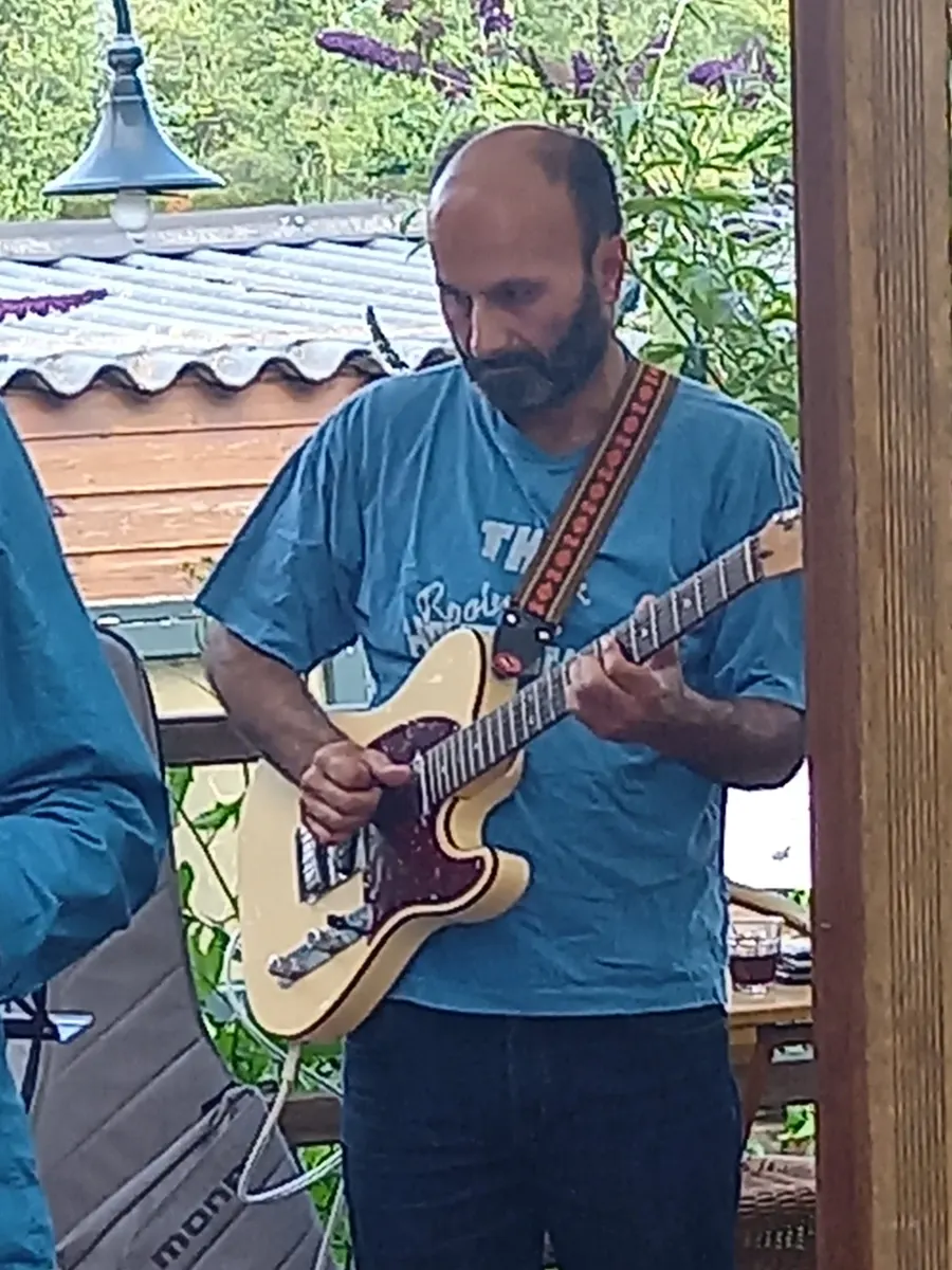 Gitarist speelt tijdens de jazzworkshop