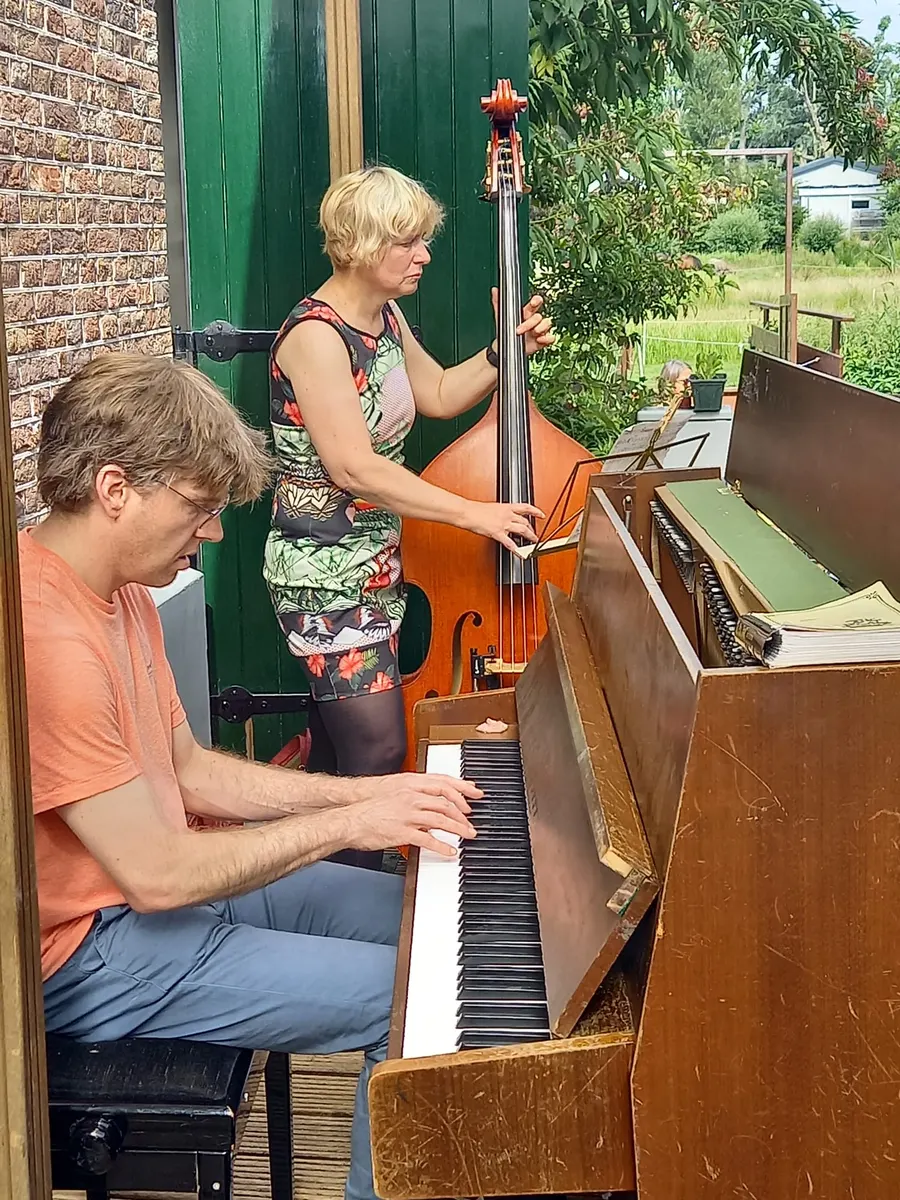 Pianist en contrabassiste spelen samen